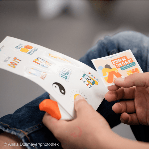 Die Infokarte des Kinder- und Jugendtelefons und ein Stickerbogen.