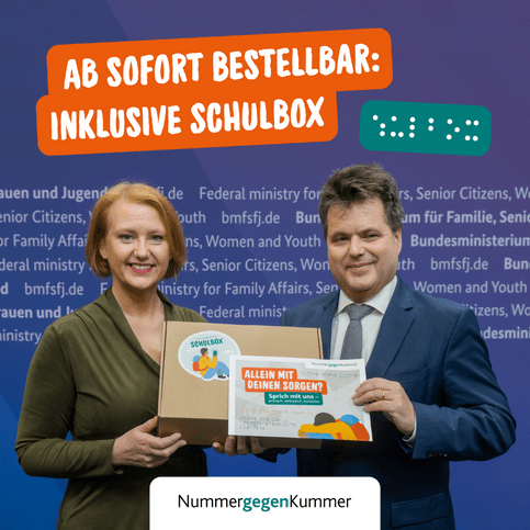 Die Familienministerin Lisa Paus und der Behindertenbeauftragte Jürgen Dusel präsentieren die neue Schulbox der Nummer gegen Kummer. Überschrift: Ab sofort bestellbar: inklusive Schulbox. Daneben steht in Braille-Punkten: Schulbox.