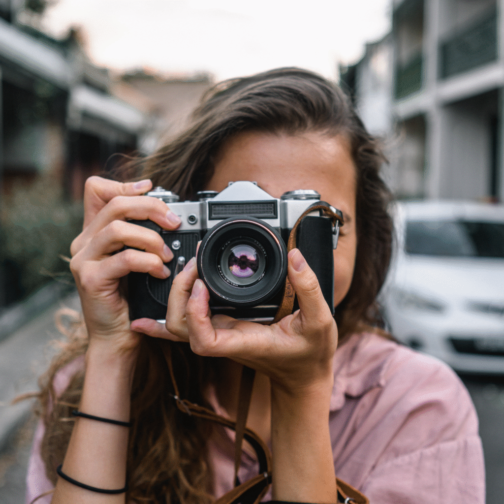 Eine Frau mit einer Fotokamera vor dem Gesicht