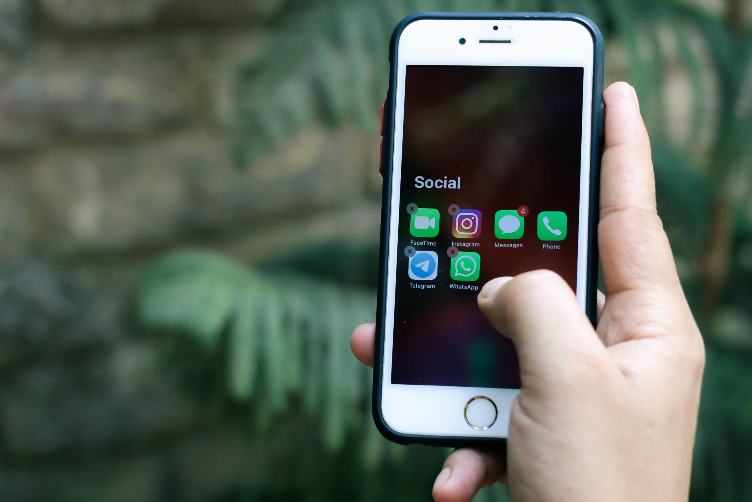 Ein Smartphone-Display, auf dem Social App Icons zu sehen sind.